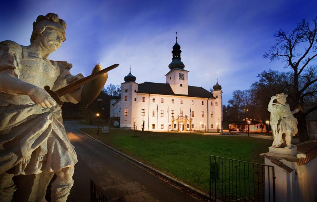 Zamek Trest Hotel Buitenkant foto